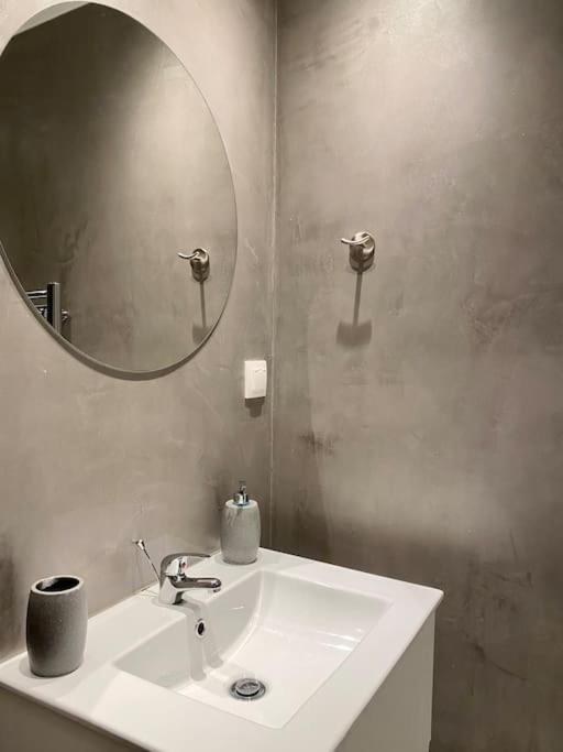 A Place 4U No10 - Garden-Level Getaway 2 Bedroom 2 Bathroom Apartment With Yard Афины Экстерьер фото