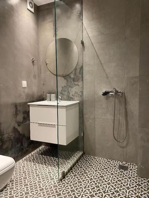 A Place 4U No10 - Garden-Level Getaway 2 Bedroom 2 Bathroom Apartment With Yard Афины Экстерьер фото